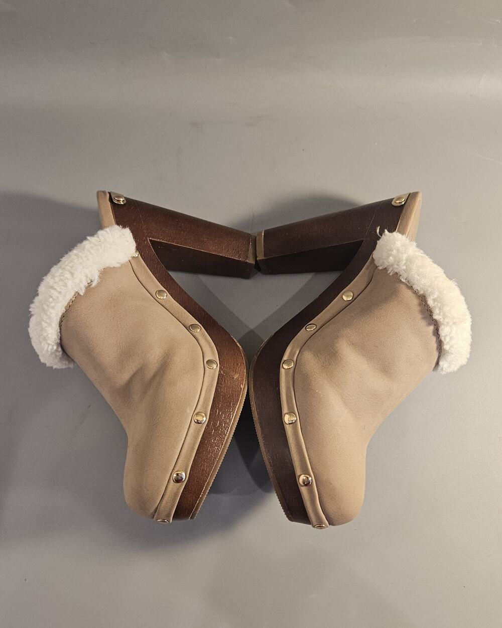 JUICY COUTURE Heeled Clogs/Mules Tan, Faux Fur Studs, Size 7, Y2K, Glamour